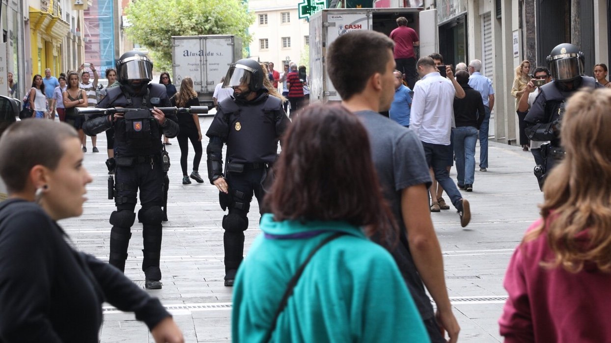 El Casco Viejo de Pamplona, blindado por el tenso desalojo de los okupas de Rozalejo. IÑIGO ALZUGARAY
