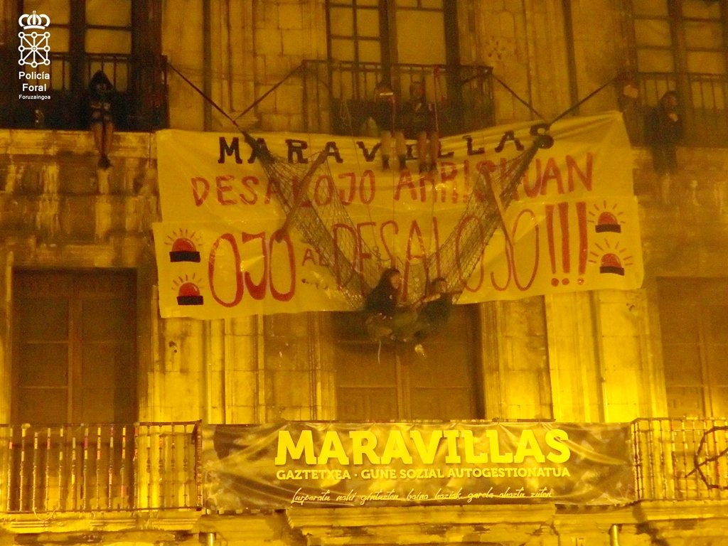 Personas encadenadas a la fachada del Palacio Marqués de Rozalejo