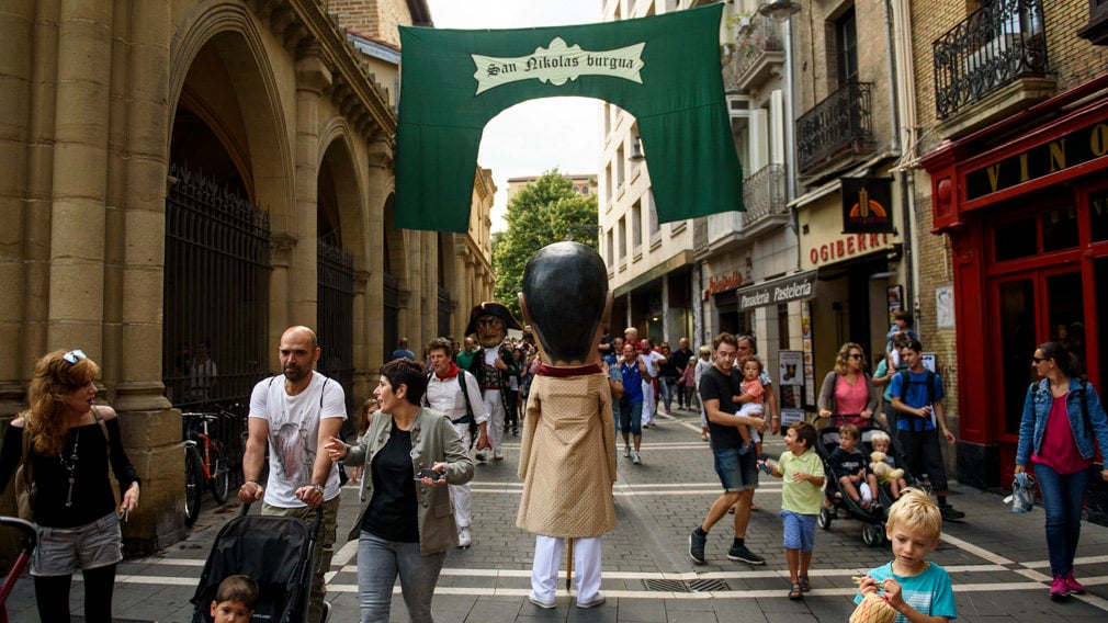 La comparsa de Gigante y Cabezudos de Pamplona salen el día del privilegio de la Unión. MIGUEL OSÉS_6