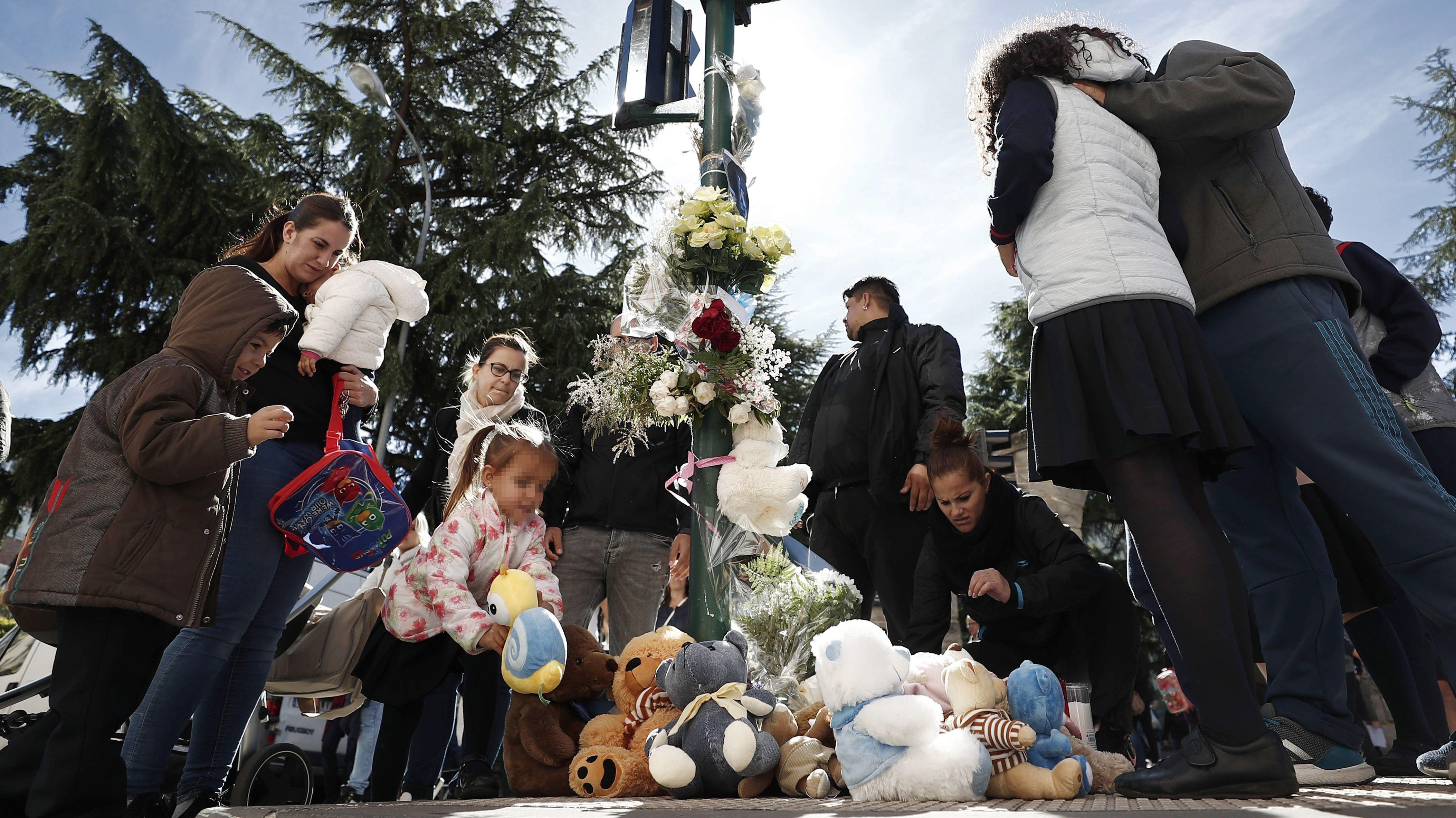 Recriminaciones a la policía en la concentración por el niño atropellado en Pamplona: piden más seguridad