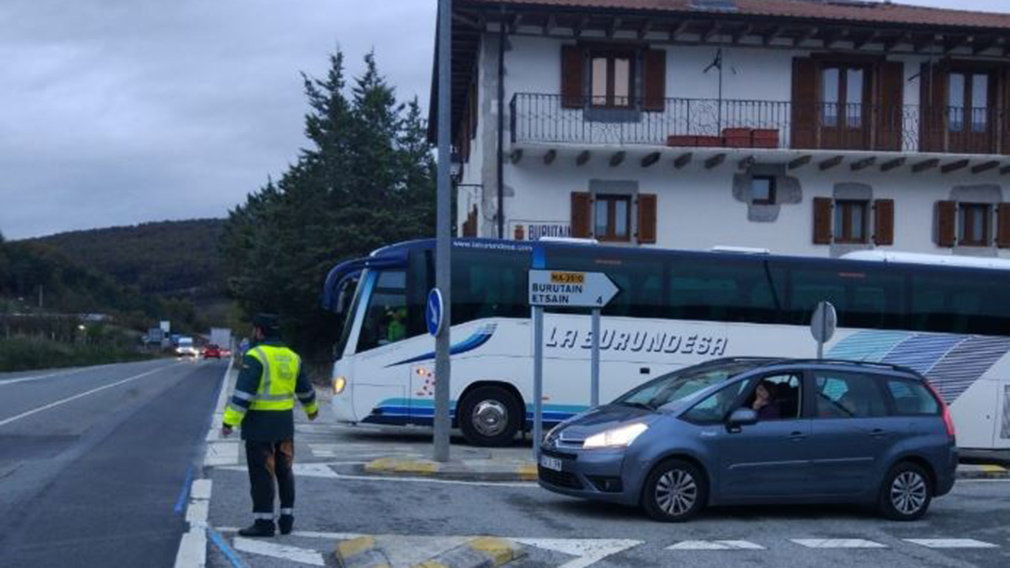 Imagen del autobús averiado en la N-121 GUARDIA CIVIL