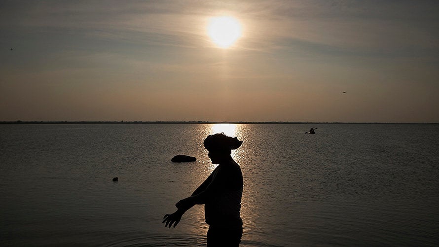 Un pescador termina su jurnada de trabajo en un lago cerca del pueblo de Bukaraya. PABLO LASAOSA