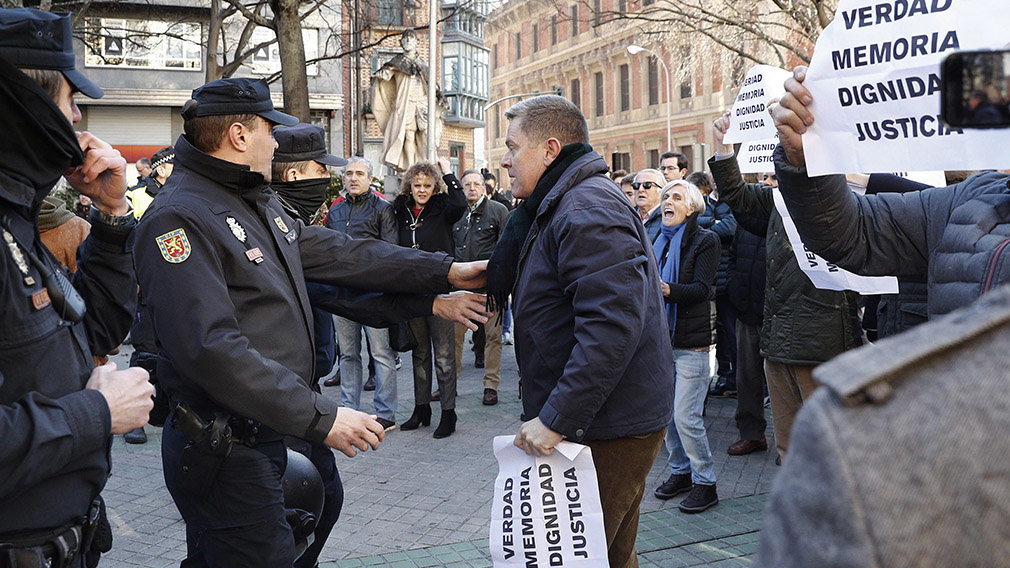 Momentos de tensión entre los concentrados a favor de las víctimas y los partidarios de los etarras. EFE/Villar López