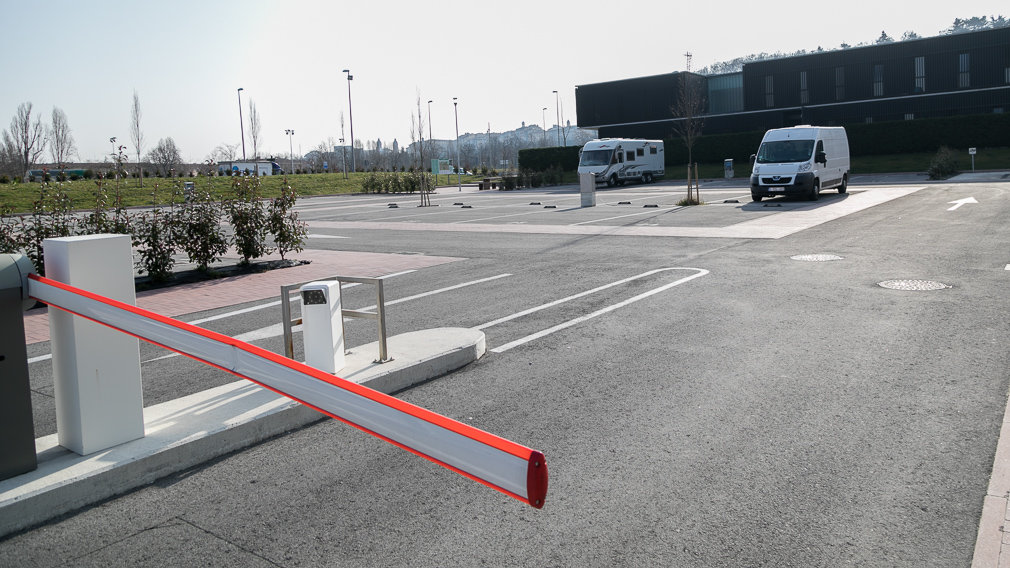 Parking de autocaravanas del Ayuntamiento de Pamplona en la calle Biurdana, en la zona de Trinitarios (04). IÑIGO ALZUGARAY