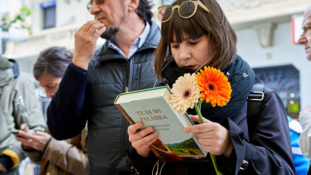 [GALERÍA] Las flores y las buenas historias llenan las calles de Pamplona por el Día Internacional del Libro