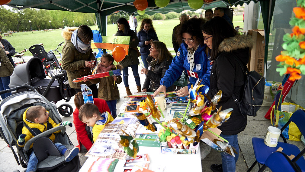 [GALERÍA] Familias enteras disfrutan del viento y ponen a volar sus cometas contra la fibrosis quística