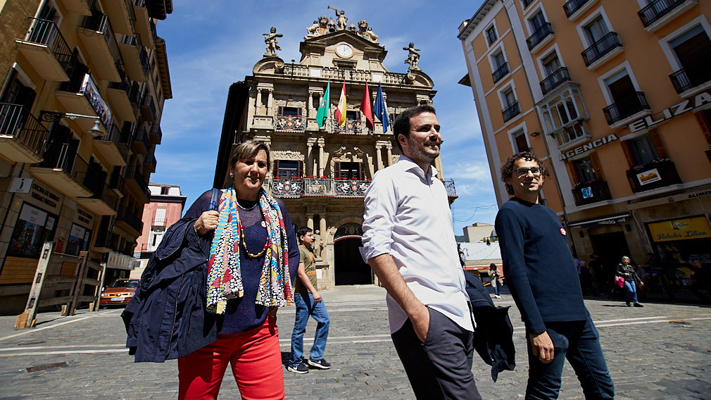 [GALERÍA] El coordinador federal de IU, Alberto Garzón, pasea por los lugares más emblemáticos de Pamplona