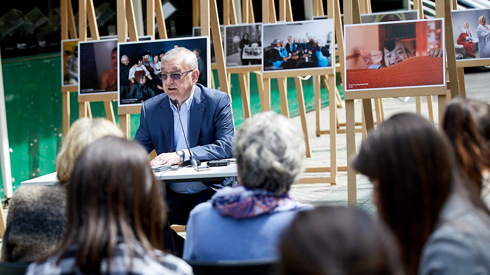 El director de Cáritas Diocesana de Pamplona-Tudela, Ángel Iriarte, presenta las cuentas de 2018 y la próxima edición de la Tómbola. IÑIGO ALZUGARAY