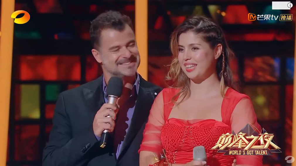 Cristina Ramos arrasa en China y recibe una visita sorpresa en el escenario para celebrar su 'botón dorado'