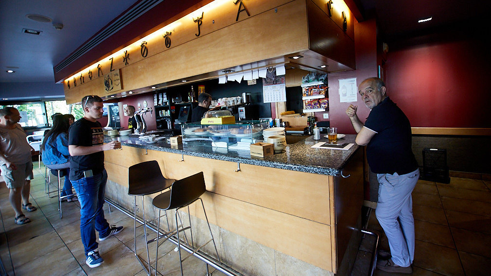 Bar-Restaurante Club Taurino en la calle Emilio Arrieta de Pamplona. IÑIGO ALZUGARAY
