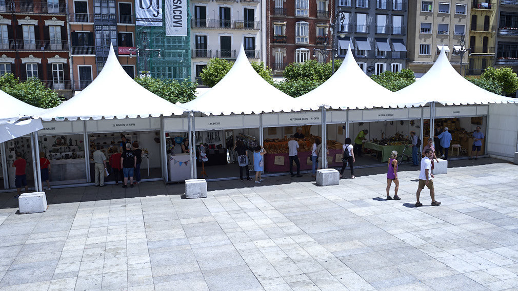 Feria de Artesania en la Plaza del Castillo de Pamplona. MIGUEL OSÉS