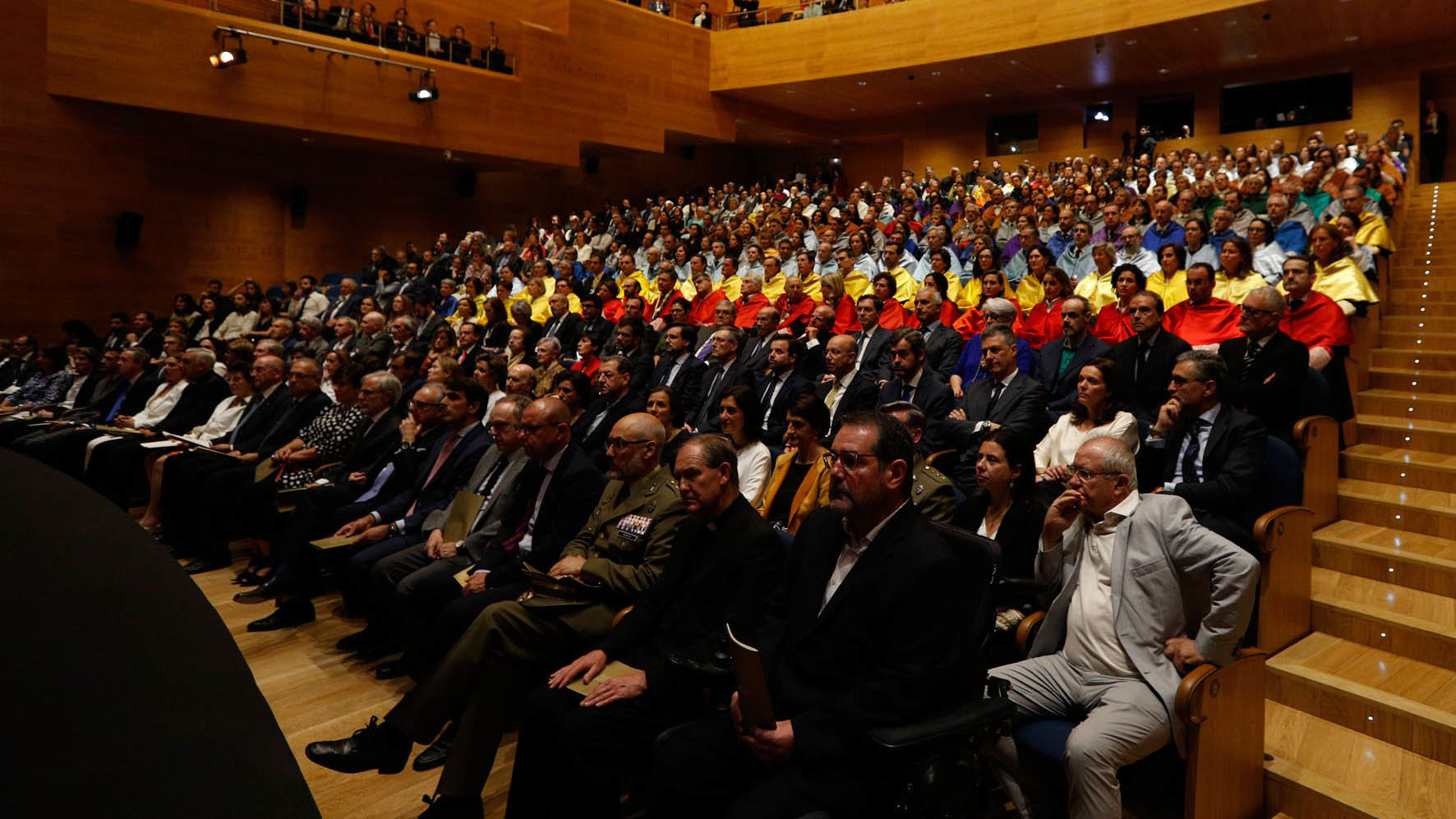 Público asistente a la entrega de los títulos, entre ellos miembros del Gobieno de Navarra y Ayuntamiento de Pamplona