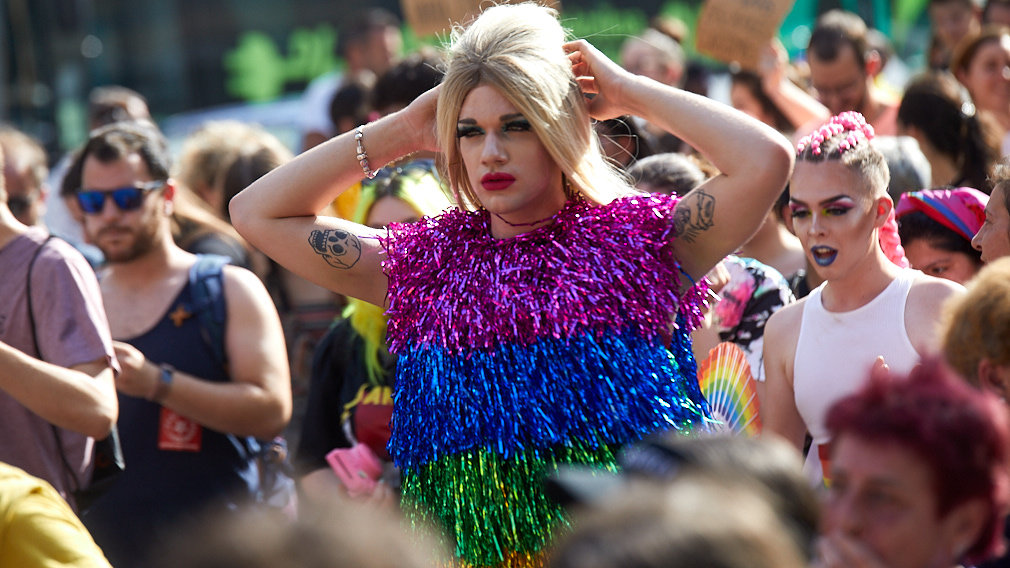 'El Orgullo no se vende, se defiende': las calles de Pamplona se tiñen con los colores de la diversidad