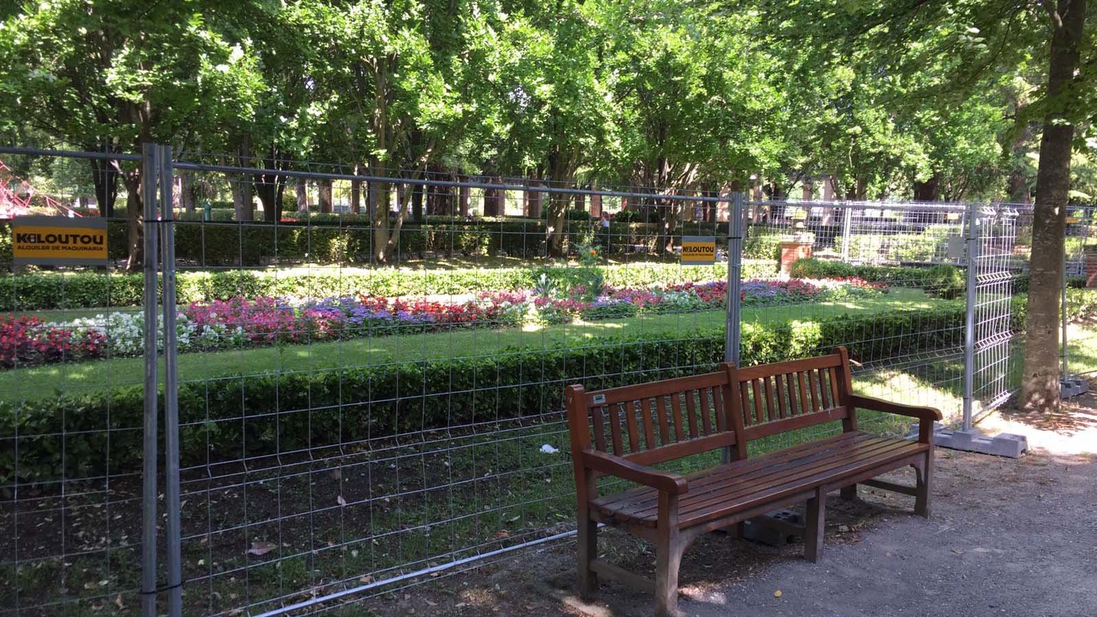 El parque de la taconera con los jardines completamente vallado para San Fermin
