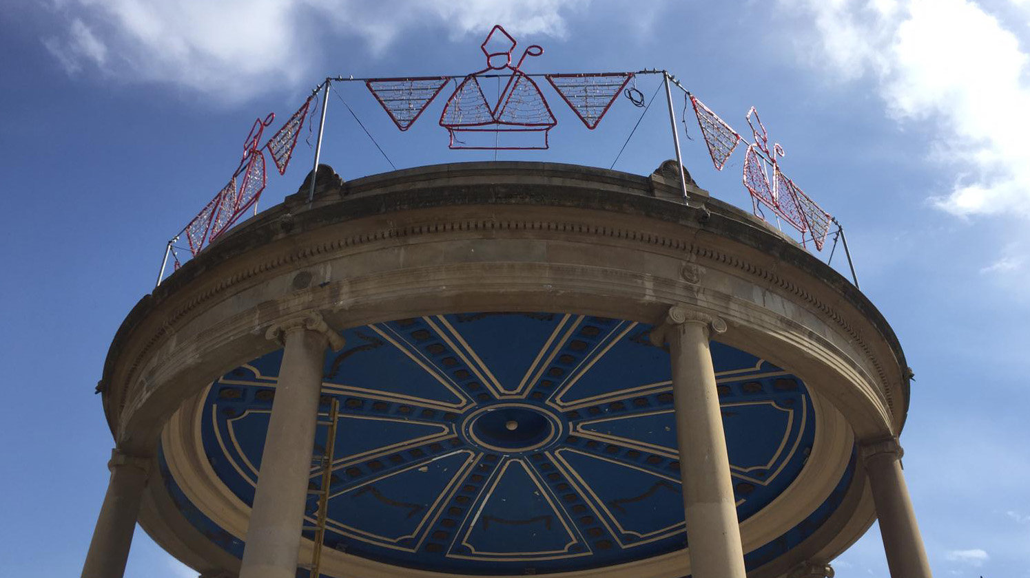 Kiosko de la Plaza del Castillo con la iluminacion de San Fermin ya colocada XP