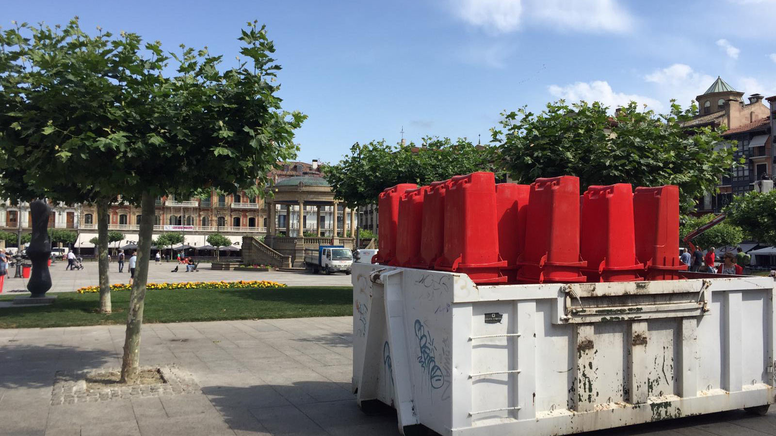 Proceso de montaje de las papeleras que se colocan durane san fermin