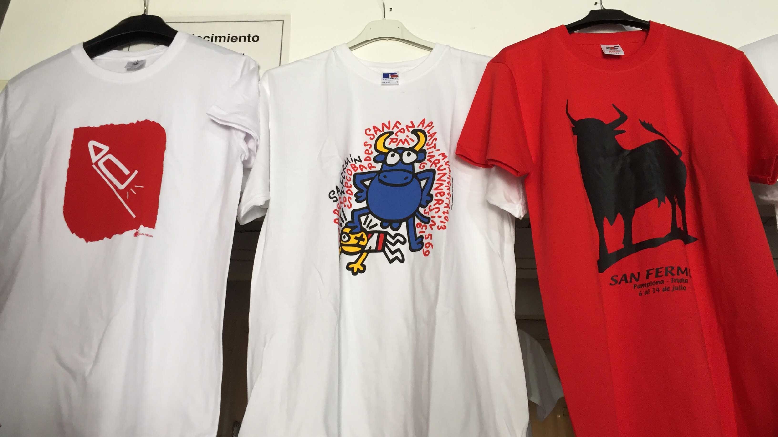 Camisetas sanfermineras en un establecimiento de la Plaza del Castillo