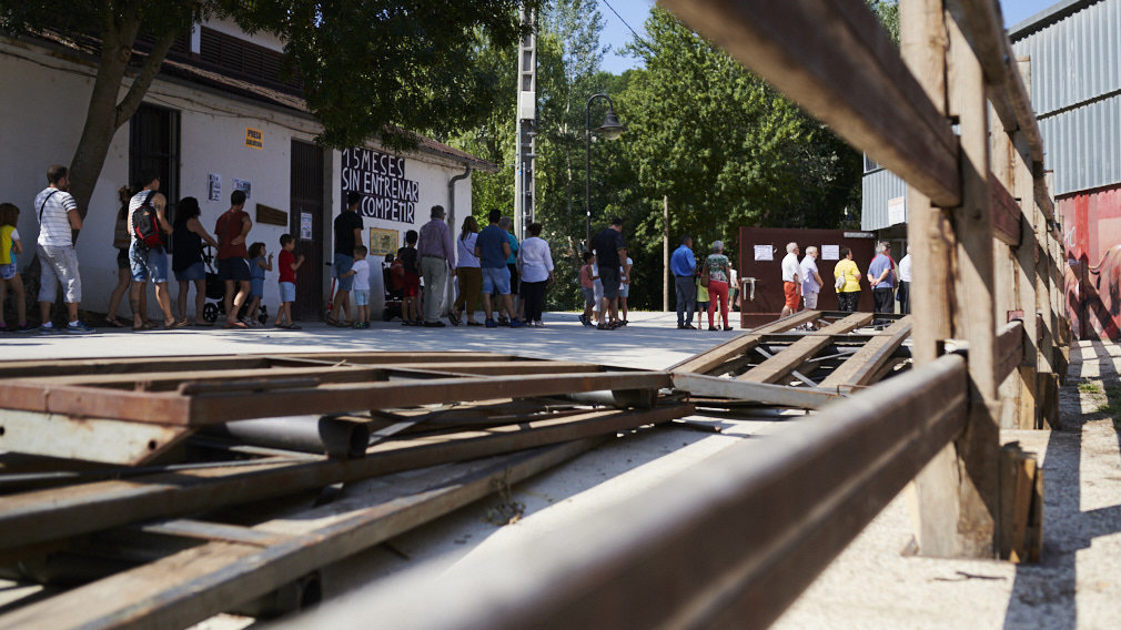 Jóvenes y mayores acceden a los Corralillos del Gas para ver a los toros antes de San Fermín 2019. PABLO LASAOSA 3