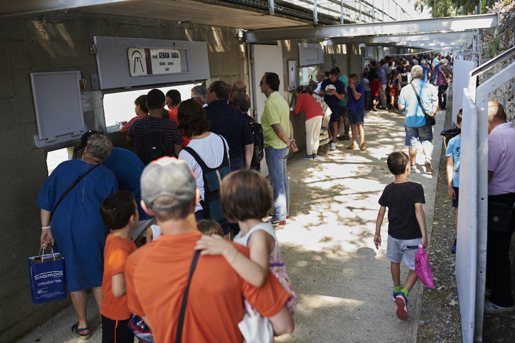 Jóvenes y mayores acceden a los Corralillos del Gas para ver a los toros antes de San Fermín 2019. PABLO LASAOSA 10