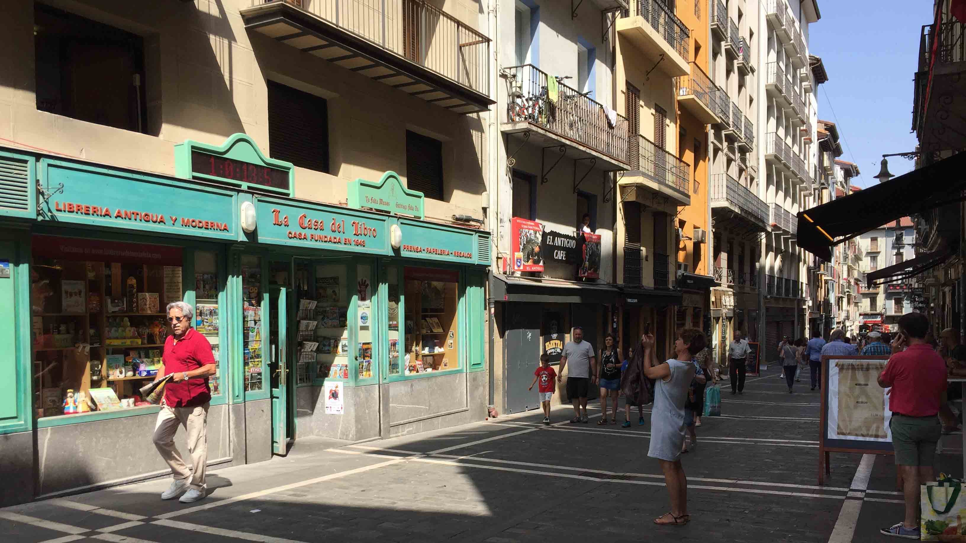 Exterior de la casa del libro en la calle estafeta donde se ubica el reloj de cuenta atras de san fermin