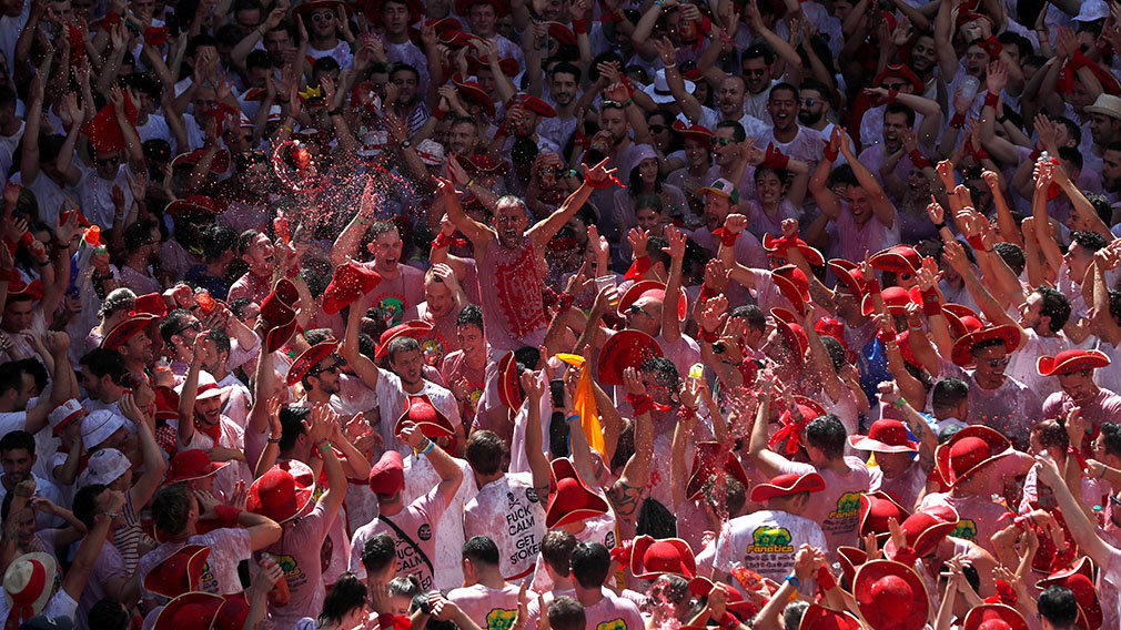 Pamplona celebra ya sus Sanfermines tras el tradicional Chupinazo desde la Plaza Consistorial. AFP / REUTERSCaption *** .