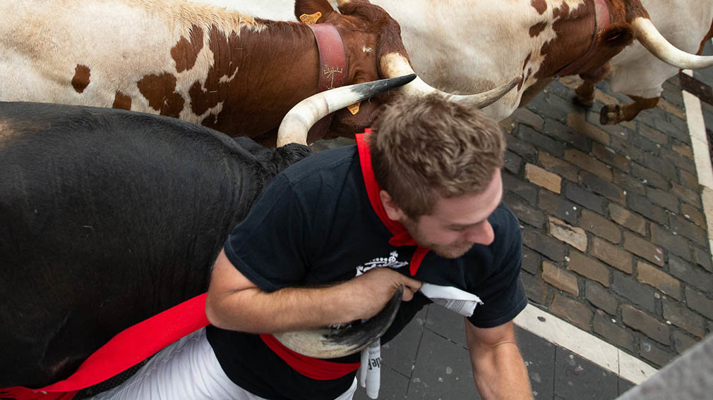 Milagro en la curva de Mercaderes: un mozo 'enganchado' por el pitón de un toro de Cebada Gago