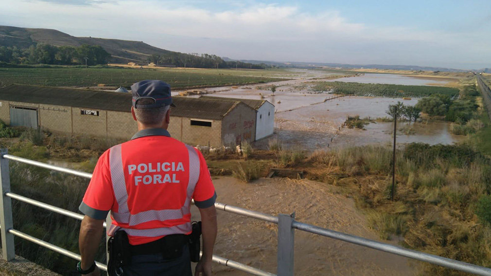 Un agente de la Policía Foral durante el dispositivo por las riadas en la Zona Media POLICÍA FORAL