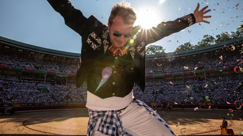 ¡¡Y que viva Pamplona!! Las peñas montan la fiesta en los tendidos de sol de la plaza