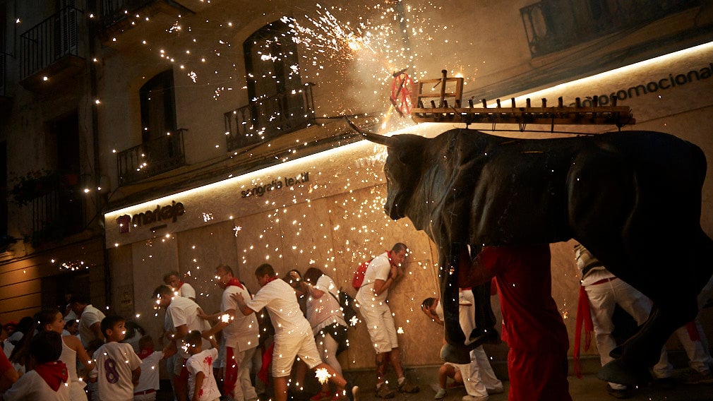 Toro de fuego por la cuesta de Santo Domingo en las fiestas de San Fermin de 2019. MIGUEL OSÉS