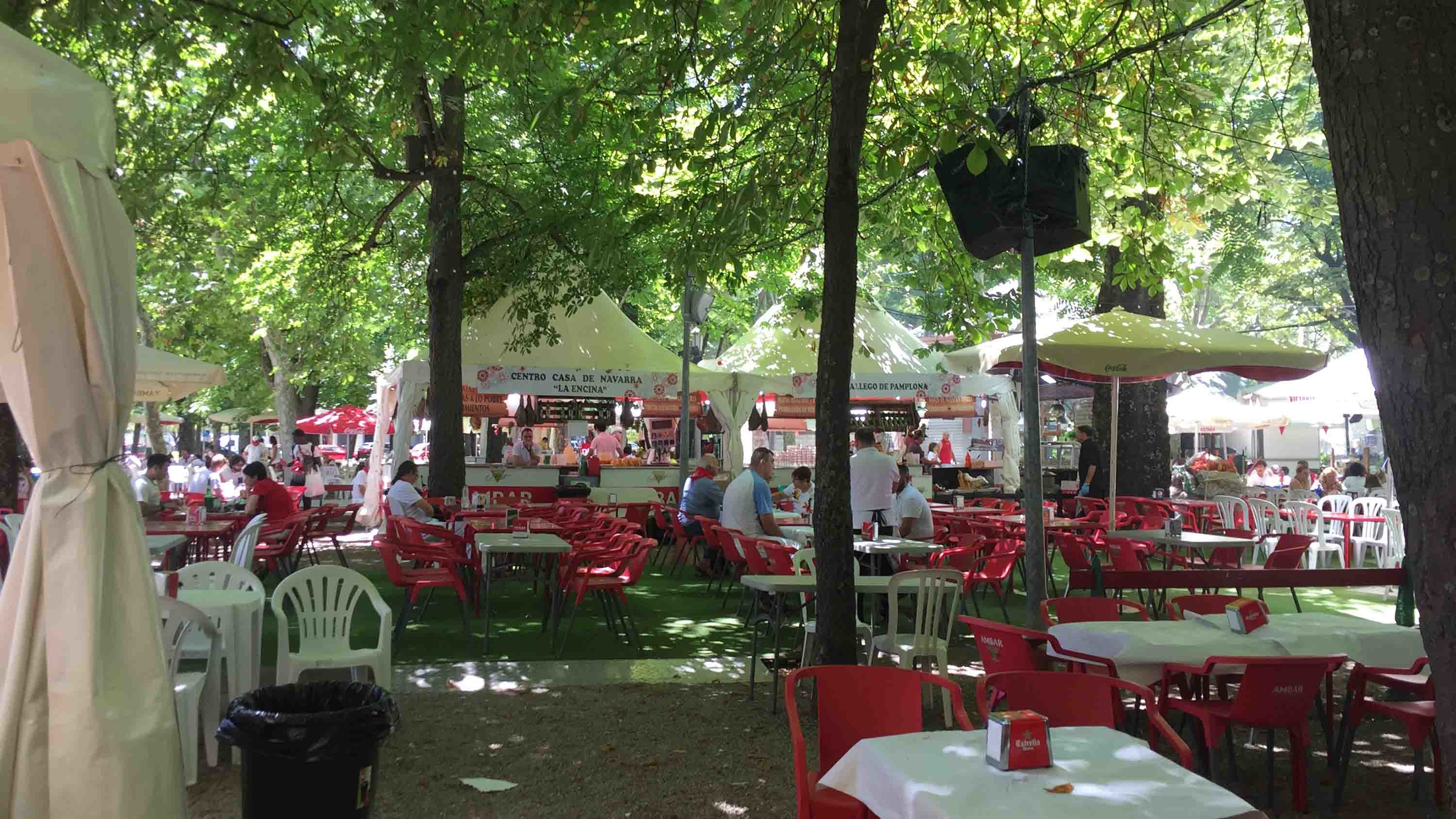 terraza de las casas regionales del bosquecillo durante sanfermines