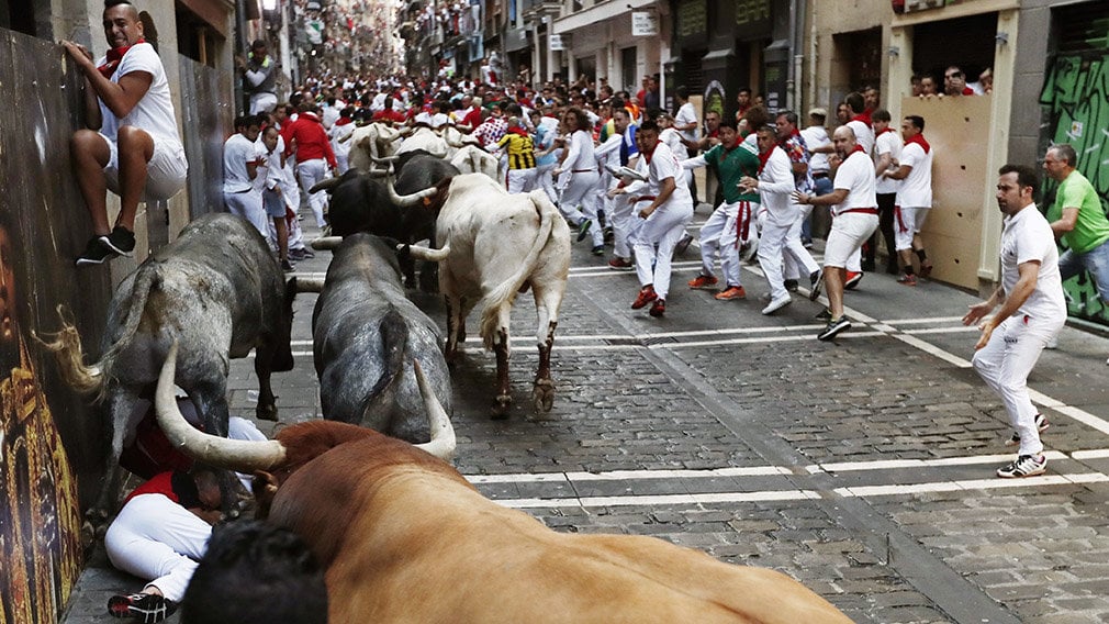GR7036. PAMPLONA, 14/07/2019.-Los toros de la ganadería sevillana de Miura, enfilan lacalle de La Estafeta, durante el octavo y último encierro de los Sanfermines 2019. EFE/Jesús Diges
