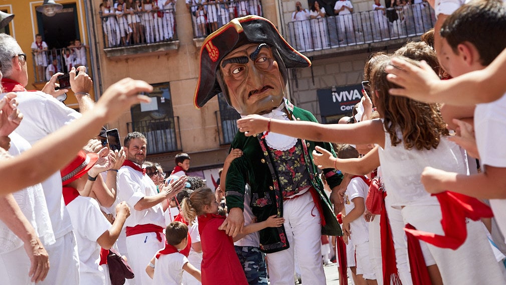 La Comparsa de Gigantes y Cabezudos se despide de los Sanfermines 2019 en la Plaza Consistorial de Pamplona. IÑIGO ALZUGARAY