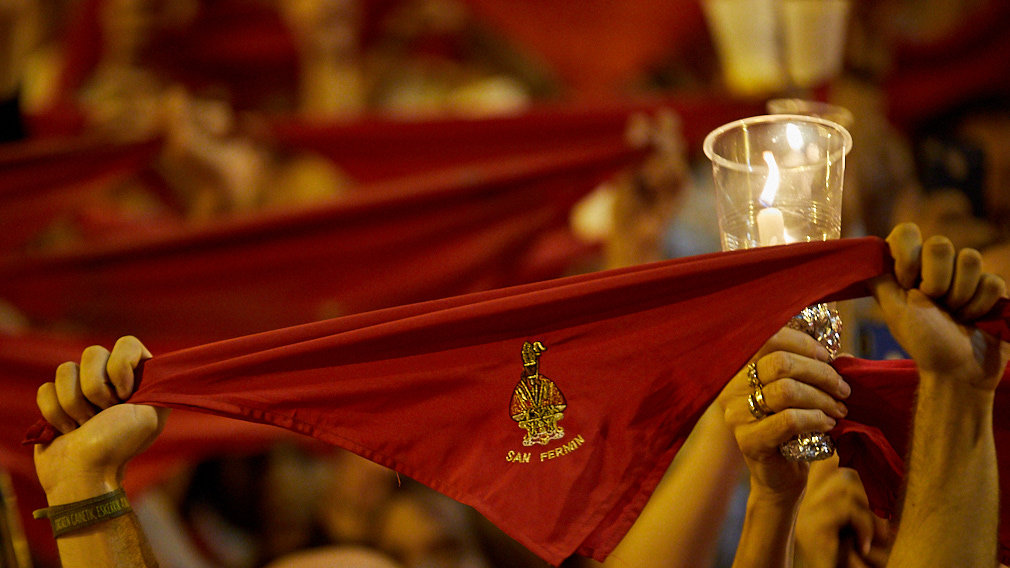 Miles de velas y pañuelos al aire: Pamplona ilumina y tiñe sus calles para decir adiós a San Fermín