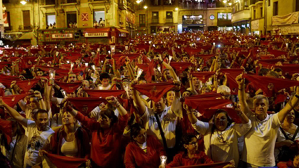 Con el 'Pobre de Mi' en la Plaza Consistorial de Pamplona finalizan las fiestas de San Fermín 2019. IÑIGO ALZUGARAY