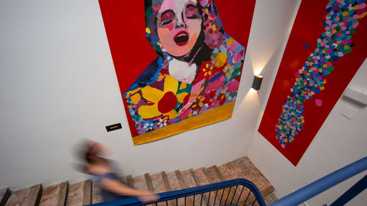 Una visitante baja las escaleras del eficio mientras visita la exposicion