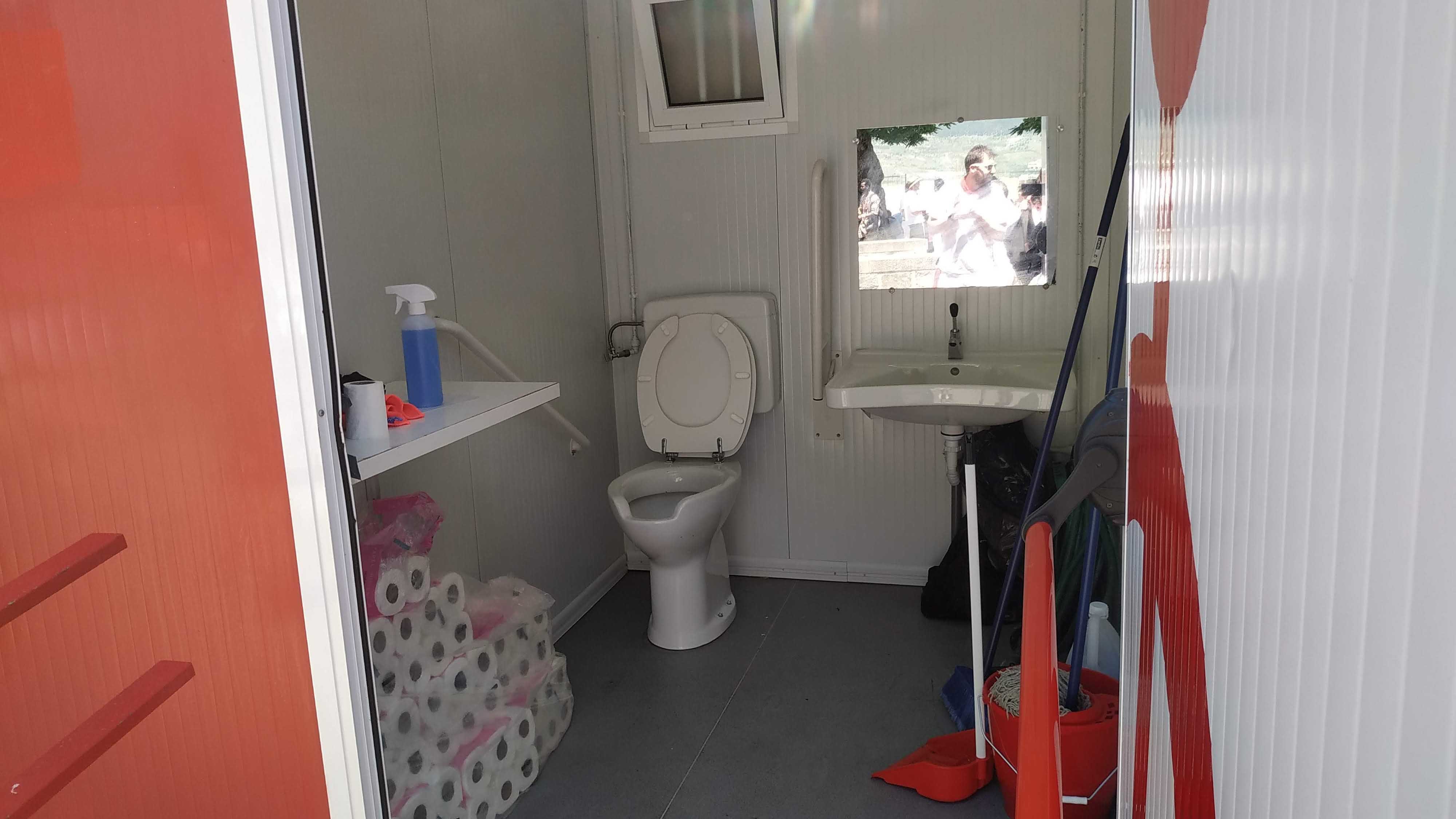Baño de personas con movilidad reducida empleado como almacen durante sanfermin