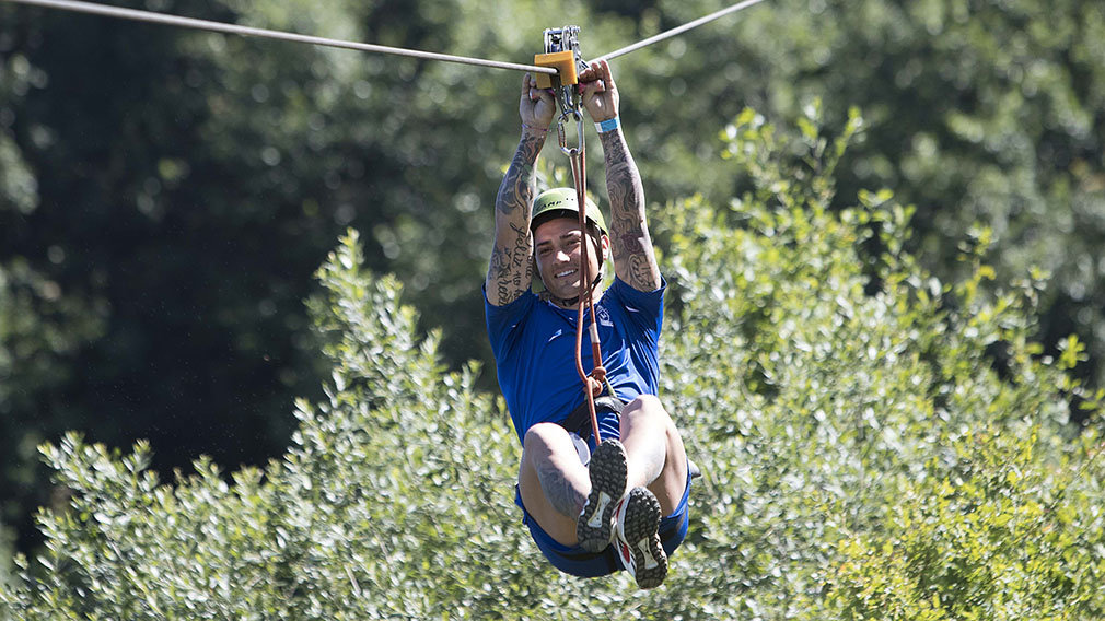 El delantero rojillo Chimy Ávila en una de las tirolinas de Irisarriland. OSASUNA