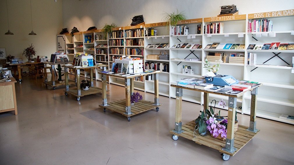 Librería Deborah Libros en la calle de la Media Luna de Pamplona. IÑIGO ALZUGARAY