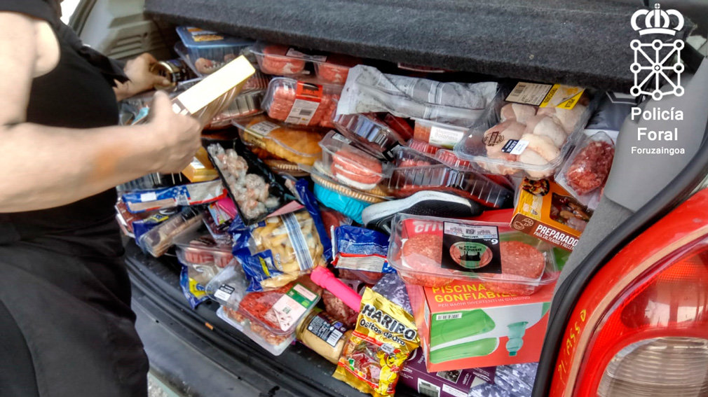 El maletero del vehículo en el que se encontró gran cantidad de comida robada en supermercados navarros. POLICÍA FORAL