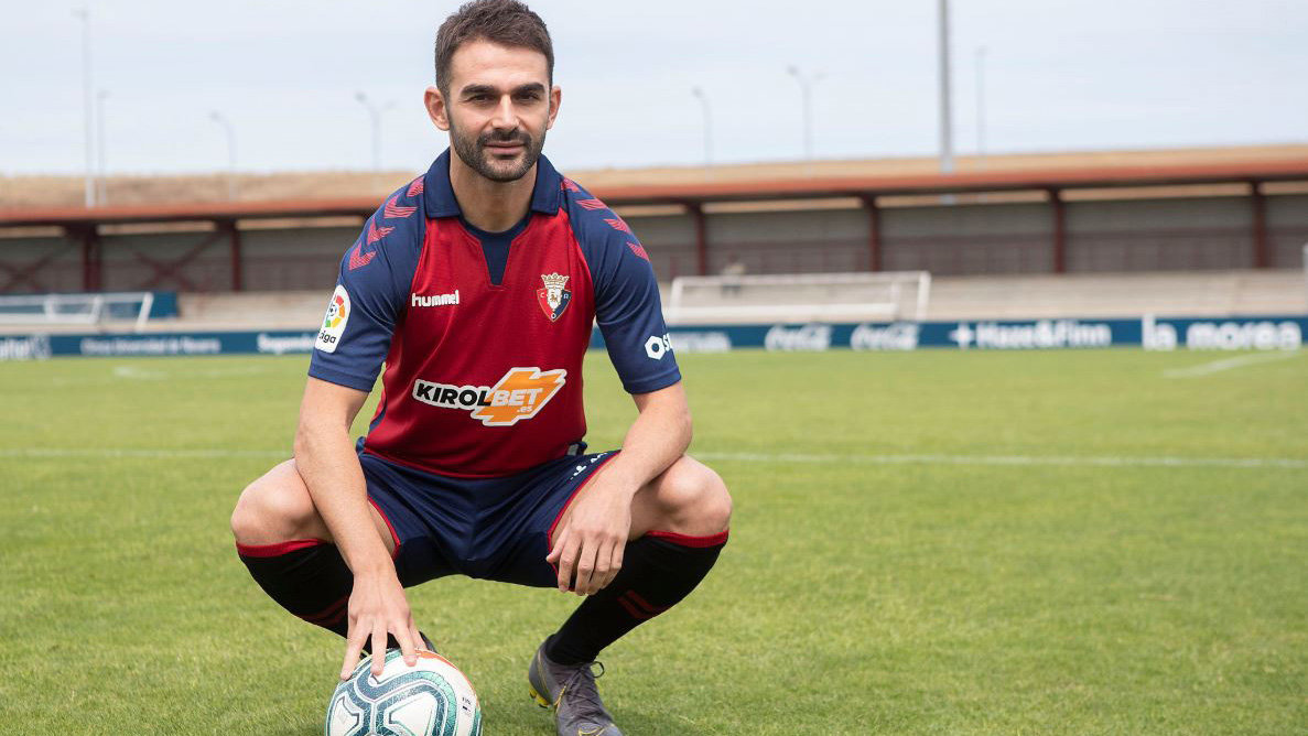 Adrián López ya viste de rojillo y pisa Tajonar: las imágenes de la presentación del último fichaje de Osasuna