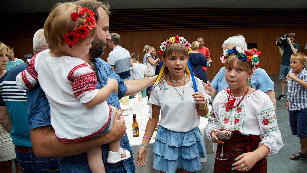El Parlamento de Navarra acoge a los niños y niñas que participan en el Programa de Acogida de la Asociación Chernóbil Elkartea. IÑIGO ALZUGARAY