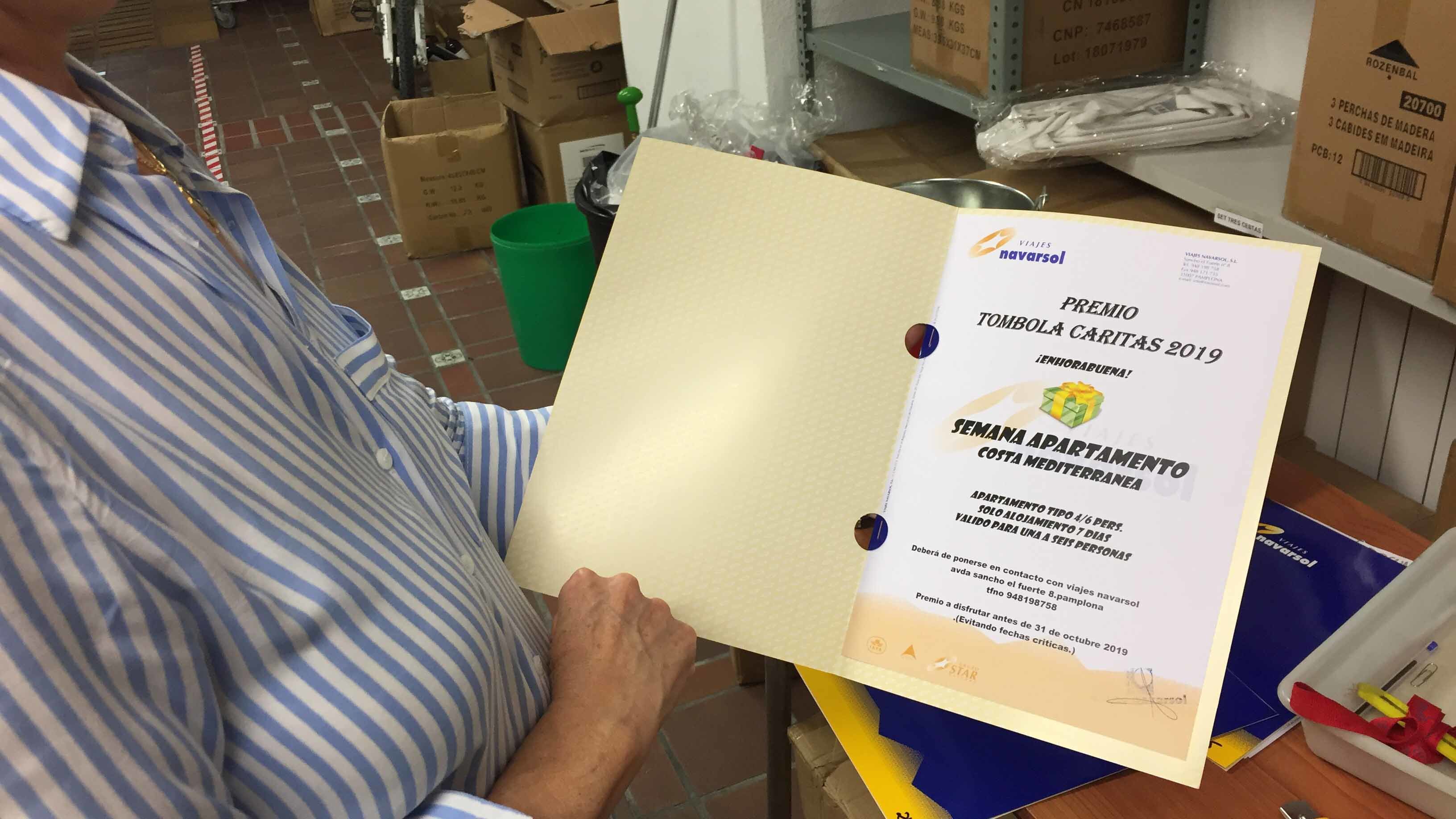 Ana Urmeneta, responsable de la tombola de caritas con uno de los premios que aun queda por repartir