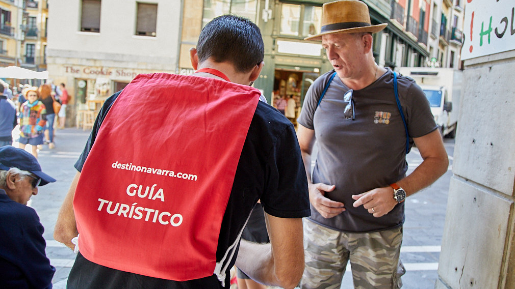 Guía de turismo en el casco viejo de Pamplona. IÑIGO ALZUGARAY