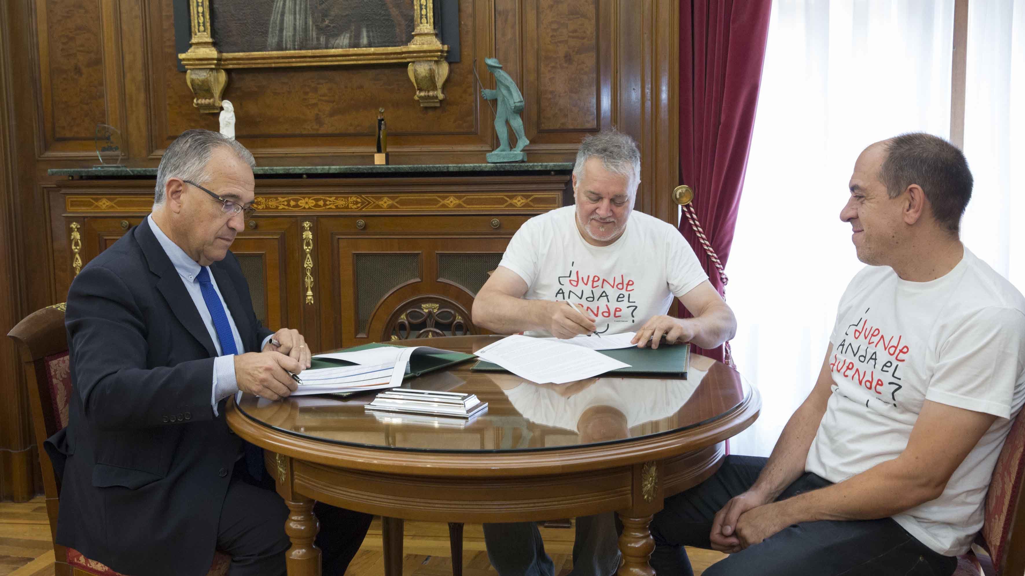 Enrique Maya y los organizadores del festival en la firma del convenio