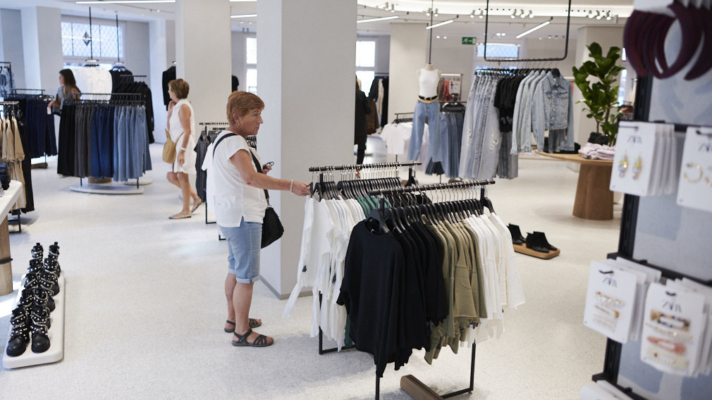 Zara inaugura una nueva tienda en Pamplona. PABLO LASAOSA 8