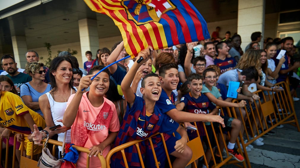 Noáin se vuelve blaugrana: así ha sido el recibimiento a los jugadores del Barcelona a su llegada a Navarra