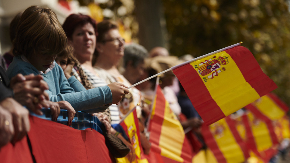 El Himno de España suena en el centro de Pamplona entre aplausos y gritos de '¡Viva España!'
