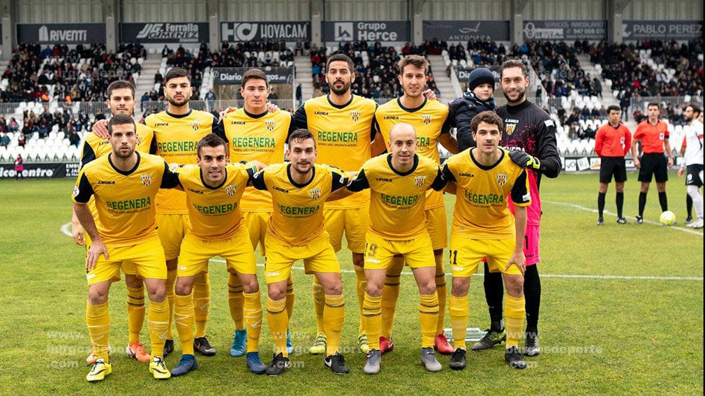 Equipo titular del CD Izarra en el estadio de El Plantío. @Burgosdeporte.com