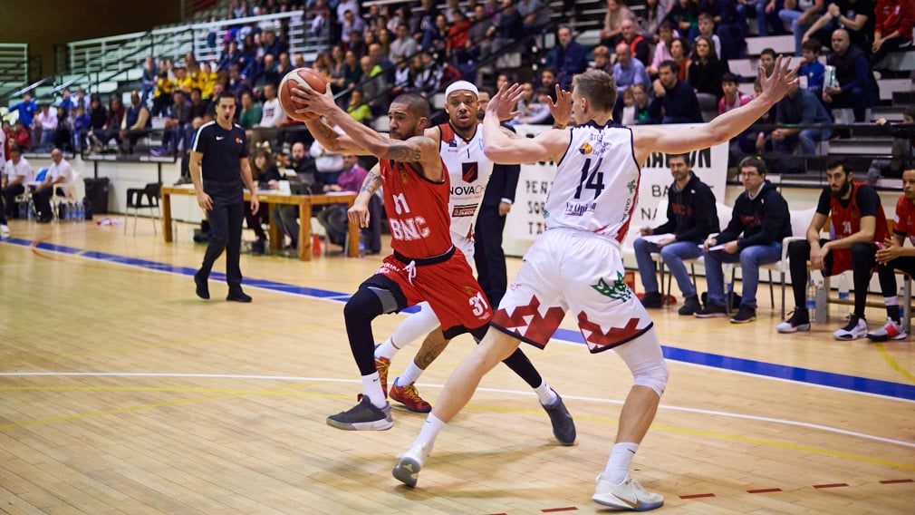 Partido entre el Basket Navarra y el Zamora en el polideportivo Arrosadía. MIGUEL OSÉS