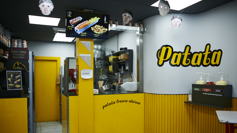Gonzalo Domínguez de Bidaurreta, dueño del establecimiento “Patata” situado en el número 60 de la calle San Nicolás de Pamplona. PABLO LASAOSA
